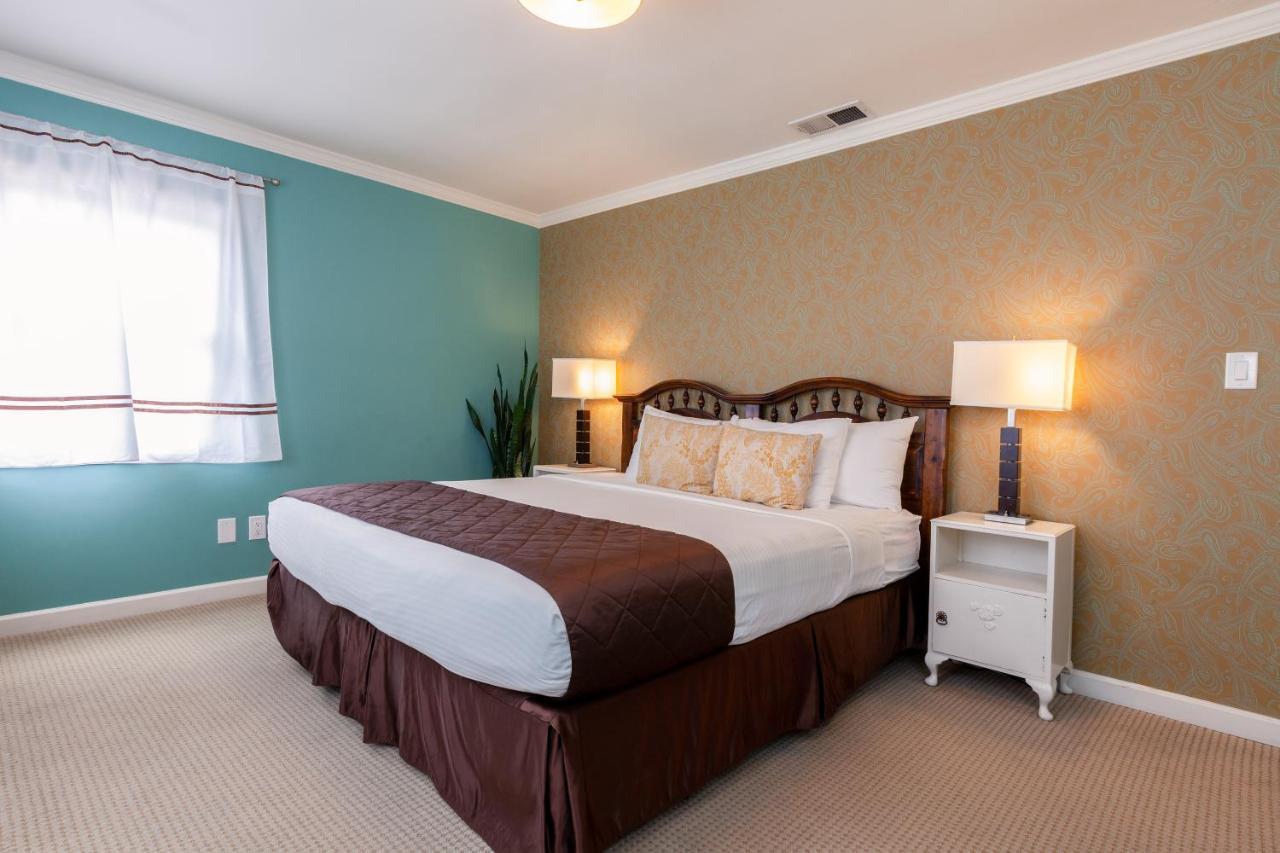 The Lafayette Hotel, Swim Club & 3*