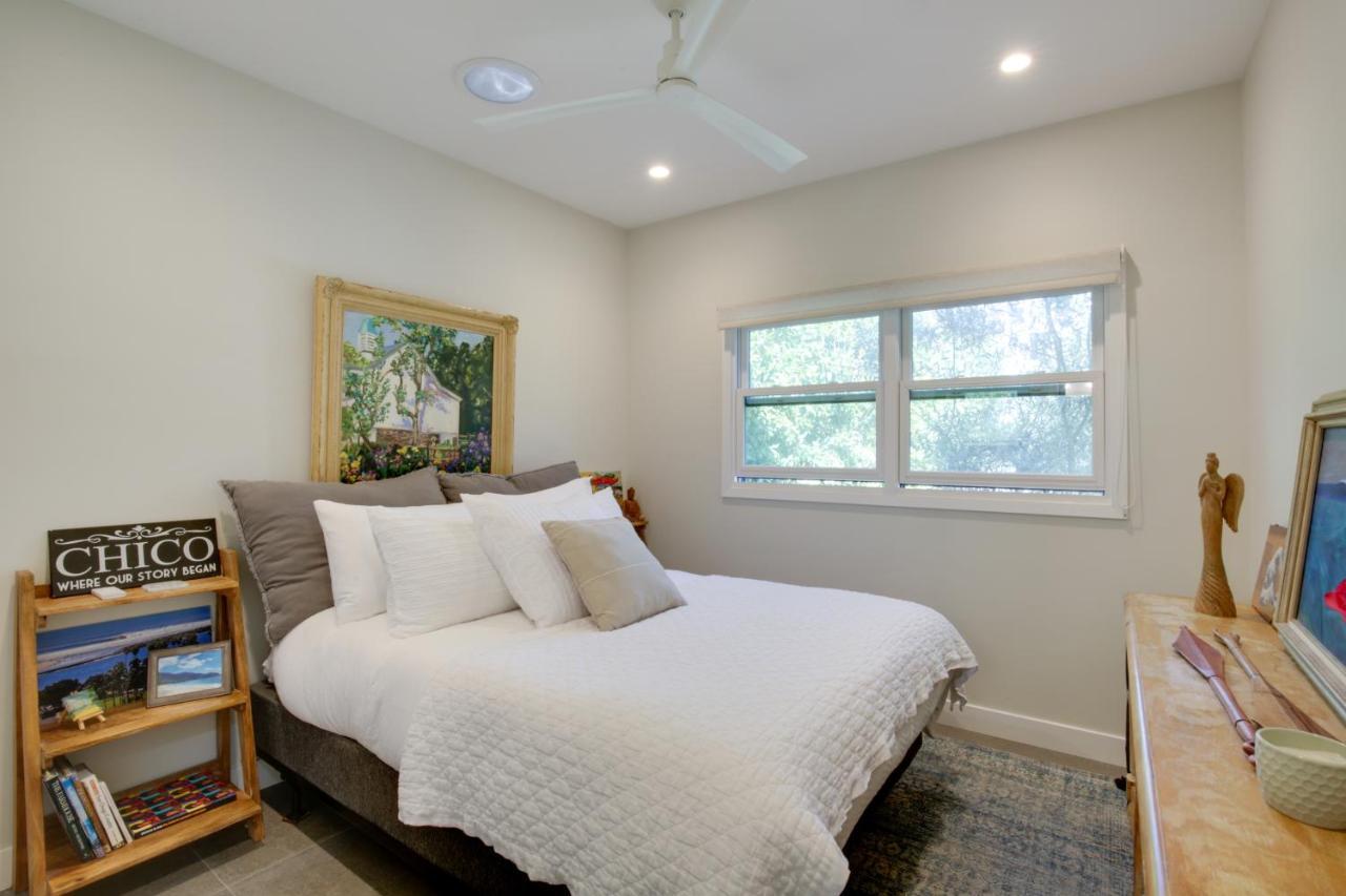 Serene Retreat With Deck - Walk To Bay!