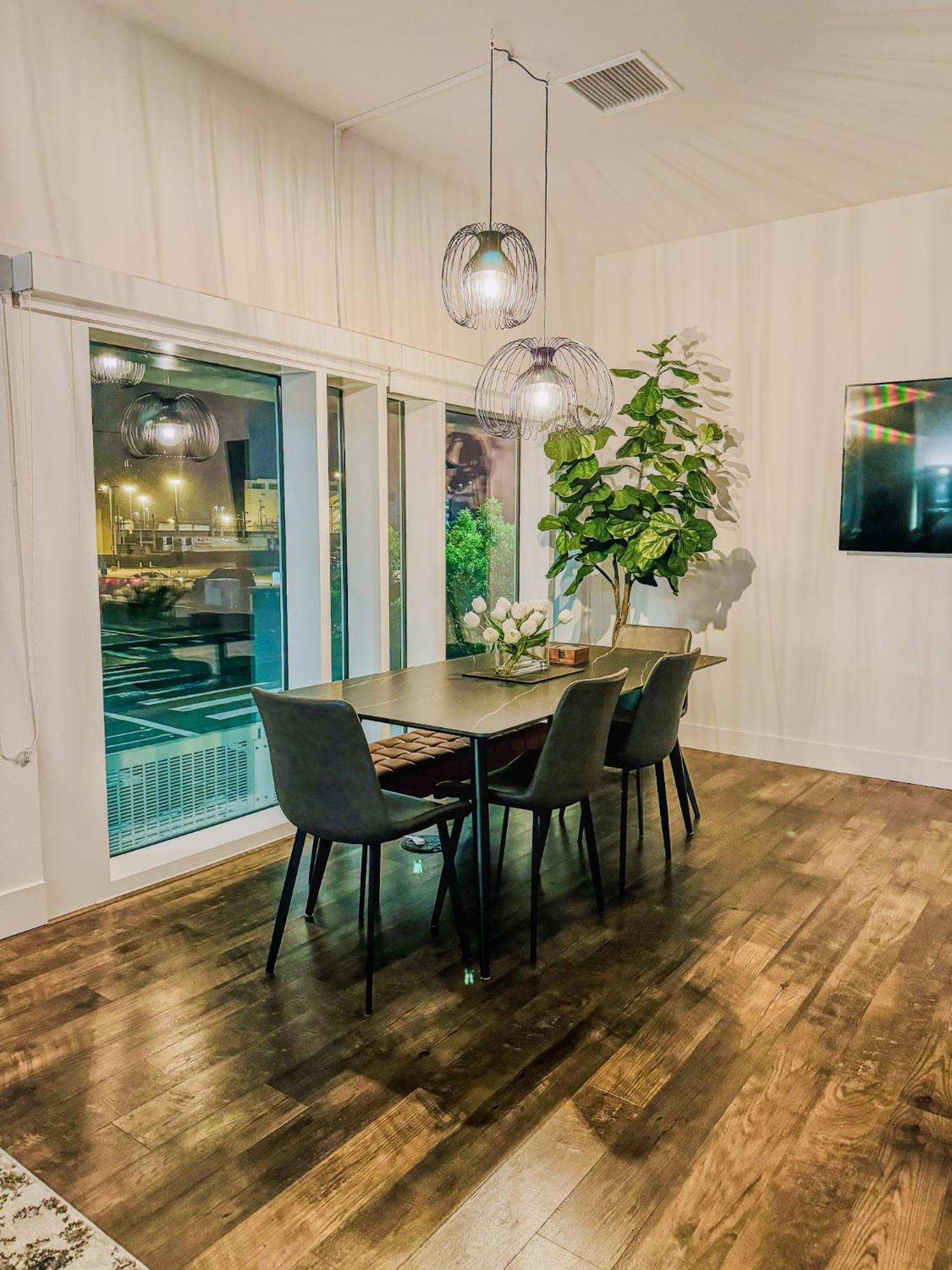 Luxury 2 Story By Convention Center & Petco Park Apartment