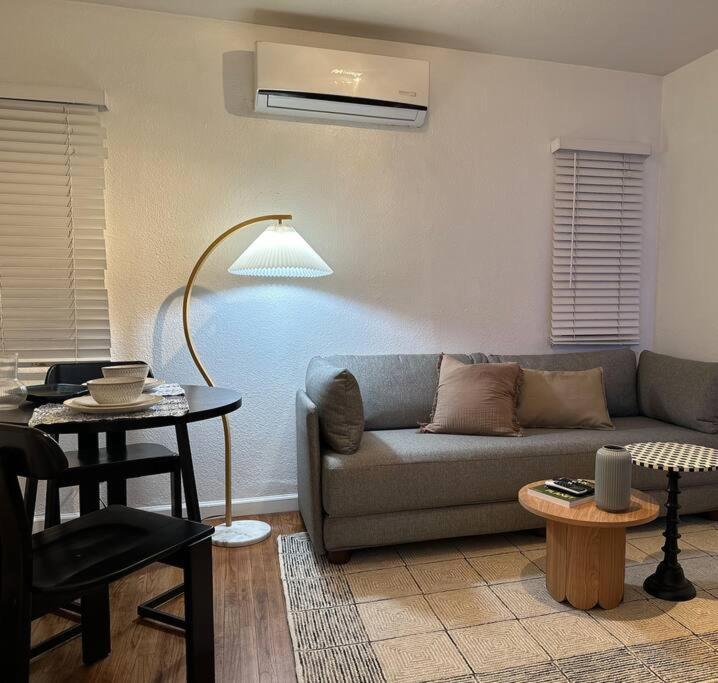 Modern Eclectic 1br By Downtown, Airport & Holiday home San Diego