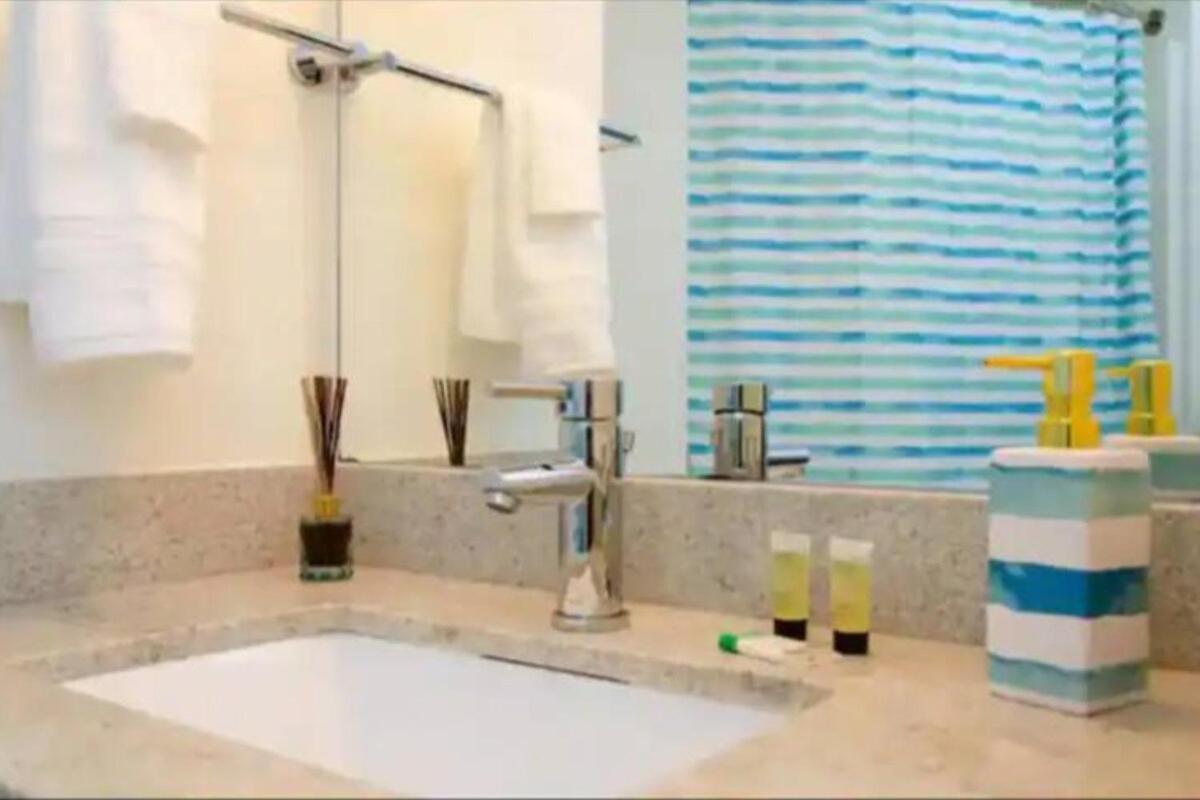 Chic 2 Bedroom Near Petco Park Convention Center *