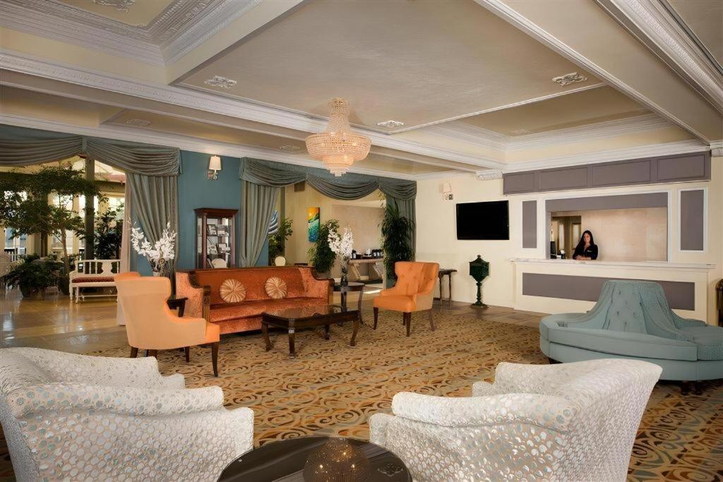 The Lafayette Hotel, Swim Club & San Diego
