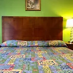 La Petite Rouge Motel