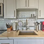 Bayfront San Diego Getaway On Boardwalk With Hot Tub