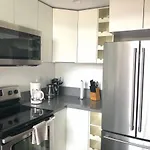 Modern 2 Bdrm W/Parking In The Heart Of Hillcrest