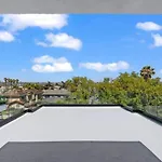 Modern, Spacious, Home W Rooftop View