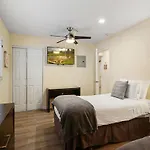 Stunning Beach Delight With Hot Tub, Fire Pit, Parking & Walk To Beach!