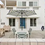 Stunning Beach Delight With Hot Tub, Fire Pit, Parking & Walk To Beach!