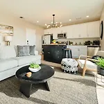 New Organic Modern Luxury 1Bd/1Ba- Close To Everything!