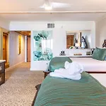 Pacific Terrace Hotel