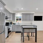 Urban Retreat Fun Relax Self Check-In Hot Tub Foosball Fire Pit Cornhole