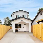Urban Retreat Fun Relax Self Check-In Hot Tub Foosball Fire Pit Cornhole