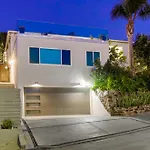 Omg!! A Blue Lagoon In The ♥ Of The City? Game Room, Views, Luxury