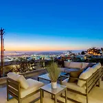 Omg!! A Blue Lagoon In The ♥ Of The City? Game Room, Views, Luxury