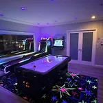 Omg!! A Blue Lagoon In The ♥ Of The City? Game Room, Views, Luxury