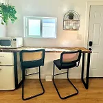 *Golden Getaway* 5 Beds / 8 Minutes To Downtown