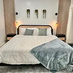 *Golden Getaway* 5 Beds / 8 Minutes To Downtown