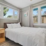 Comfy Cottage Near The Beach