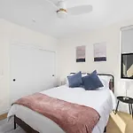Stylish 2 Bedroom King Bed Evcharger Pet-Friendly Balcony