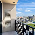 Stylish 2 Bedroom King Bed Evcharger Pet-Friendly Balcony