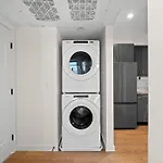Stylish 2 Bedroom King Bed Evcharger Pet-Friendly Balcony