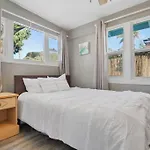 Comfy Cottage Near The Beach
