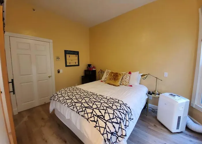 Centrally Located Studio And Cozy Place Perfect For Travelers And Couples! Located In San Diego Downtown! Perfect For Your Quick Getaway!