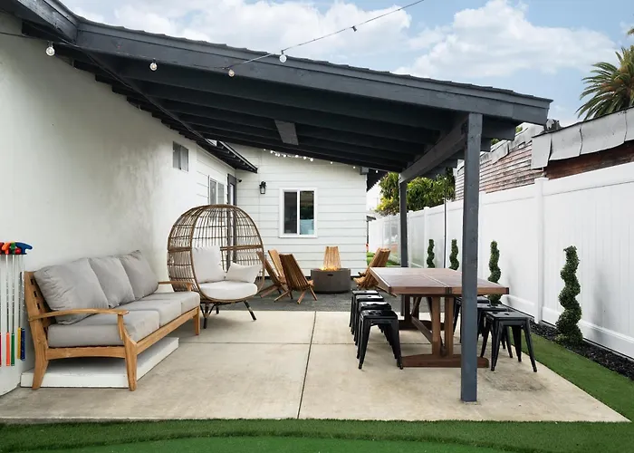 *Golden Getaway* 5 Beds / 8 Minutes To Downtown