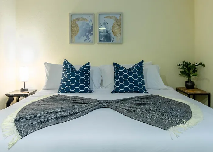 Stunning Beach Delight With Hot Tub, Fire Pit, Parking & Walk To Beach!