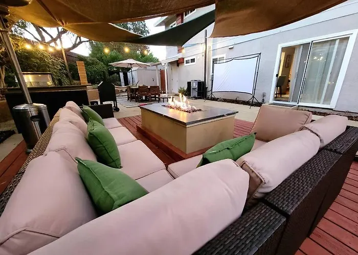 San Diego Oasis With Hot Tub, Gym, Outdoor Theater, Huge Yard