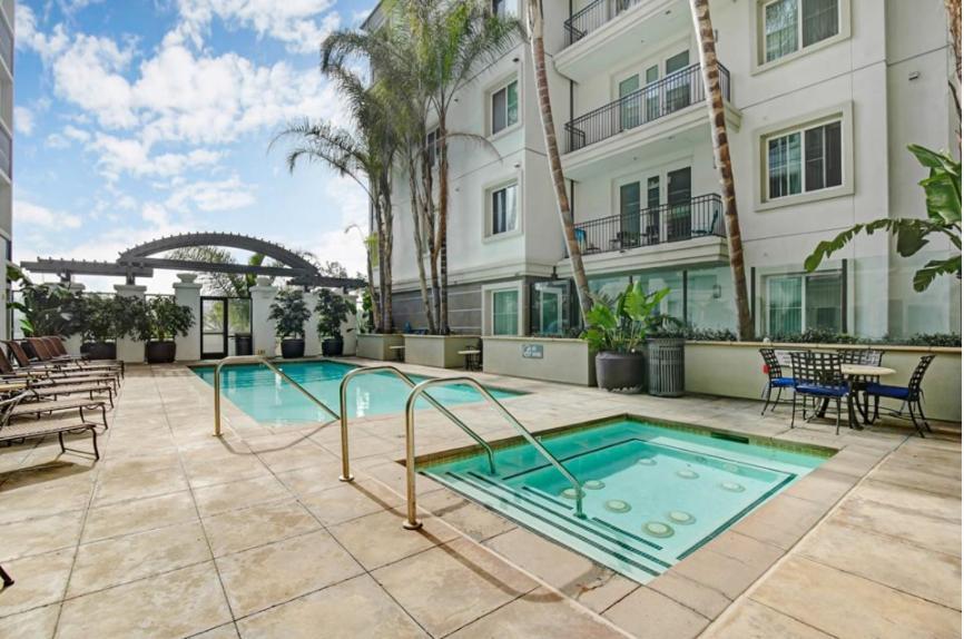 Yes It's Right 2 Suites And 3 Bath In The Heart Of Fb2 Apartment
