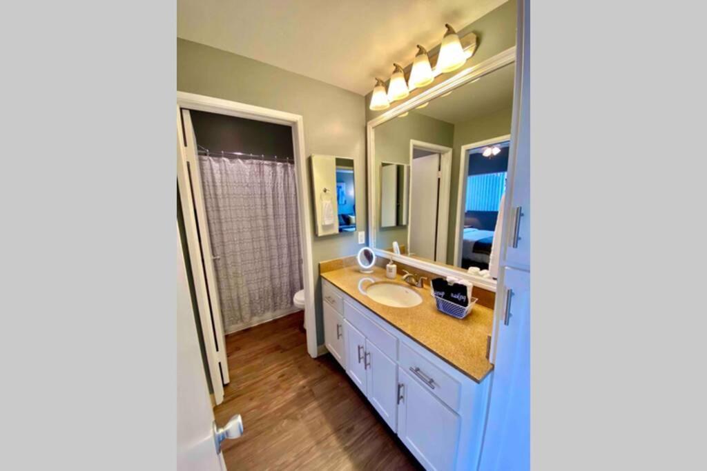 Apartment Centrally Located To All San Diego Has To Offer