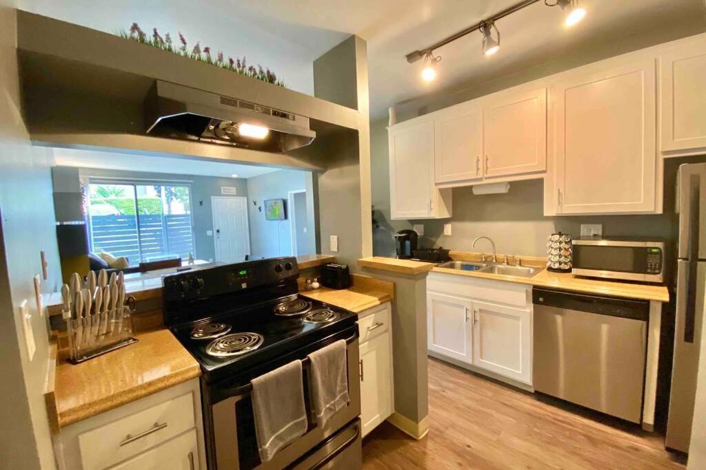 Centrally Located To All San Diego Has To Offer *