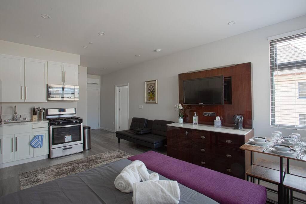 2 Bedroom, 2 Bathroom Detached Max 7 Sleepers Apartment San Diego
