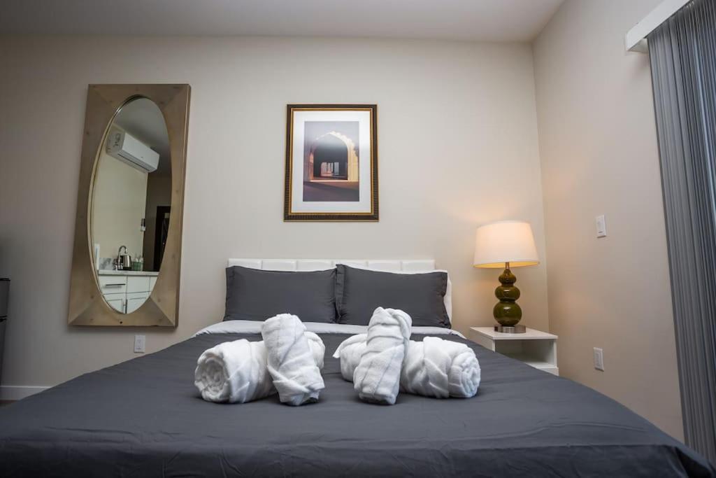 Awesome Balboa And Downtown View With Cozy Patio Apartment