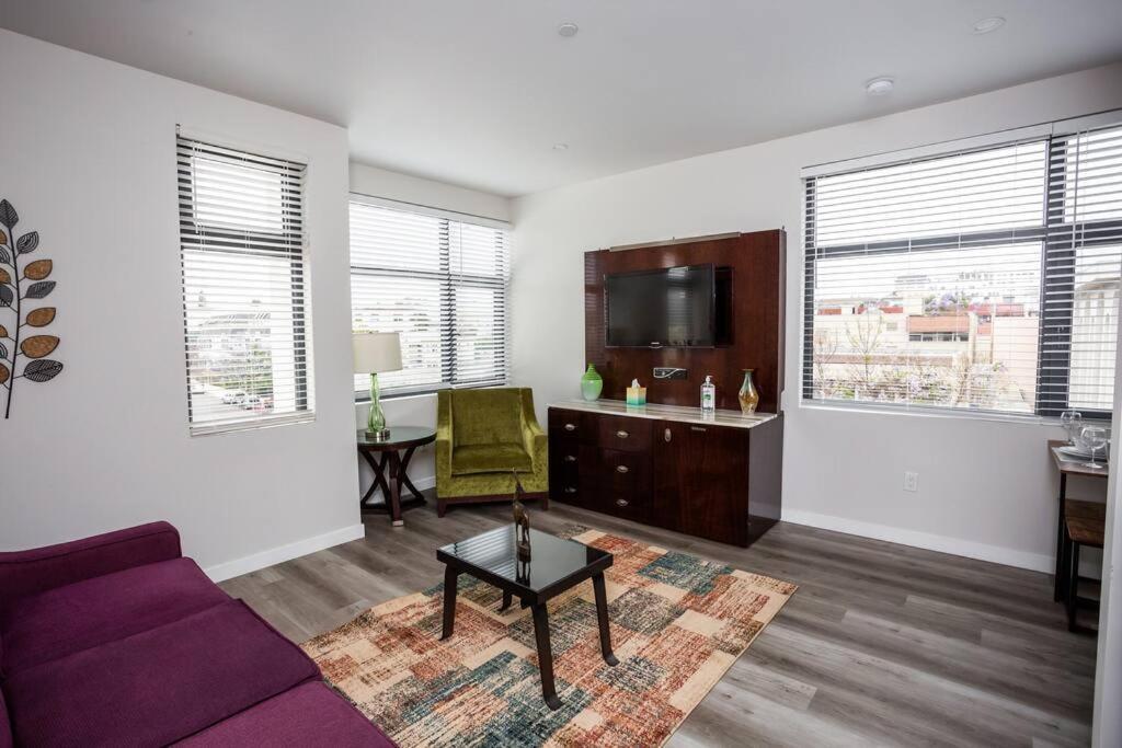 Prime Location - Awesome View -1 Bedroom Apartment *