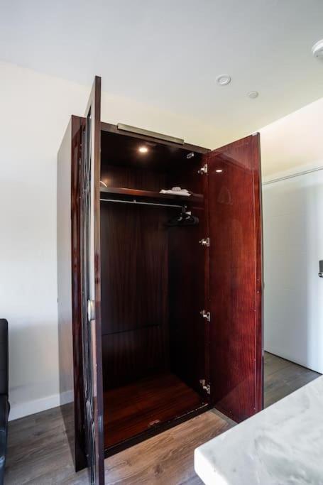 Awesome Balboa And Downtown View With Cozy Patio *