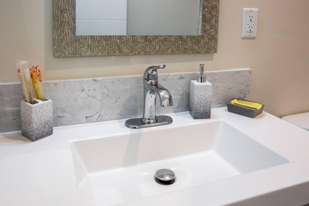 Luxurious Design One Bedroom Near Balboa Park Inn San Diego