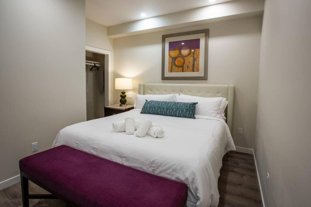 Spacious 1 Bedroom In Heart Of Apartment *