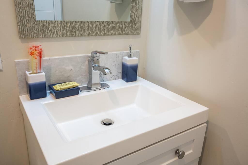 Spacious 1 Bedroom In Heart Of Apartment *
