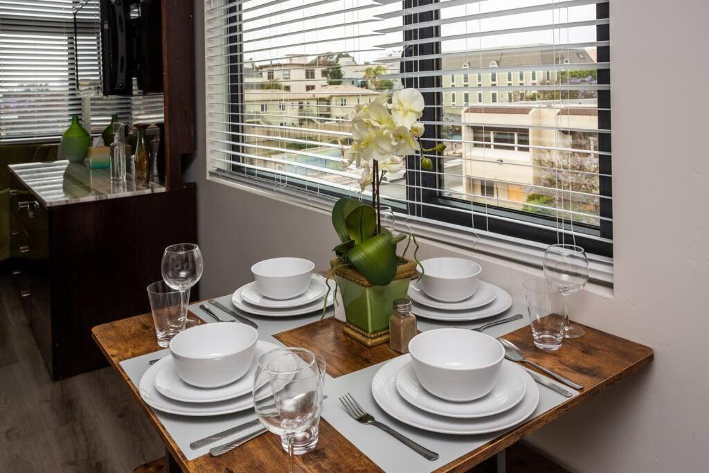 Prime Location - Awesome View -1 Bedroom Apartment *