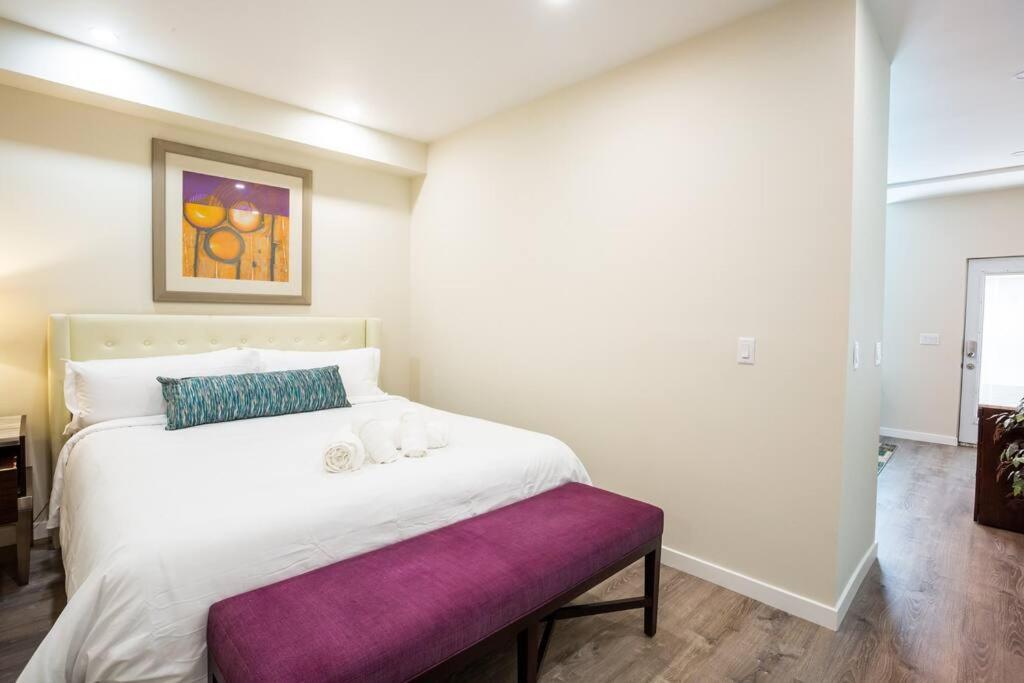 Spacious 1 Bedroom In Heart Of Apartment *
