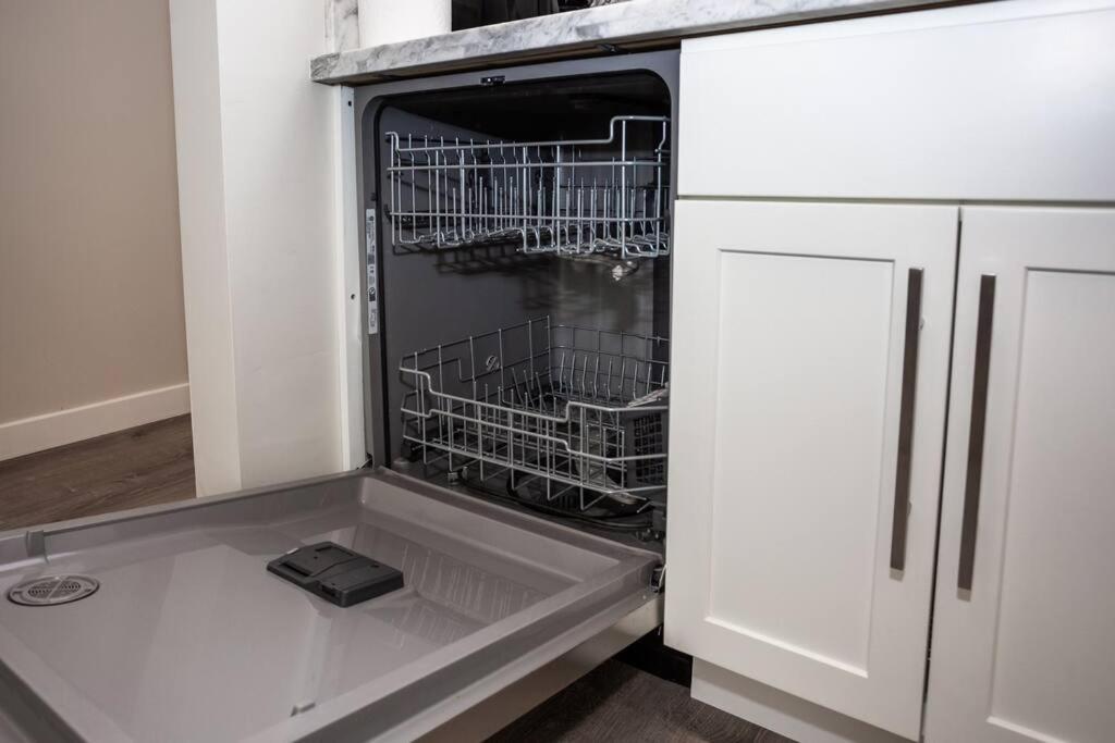 Spacious 1 Bedroom In Heart Of