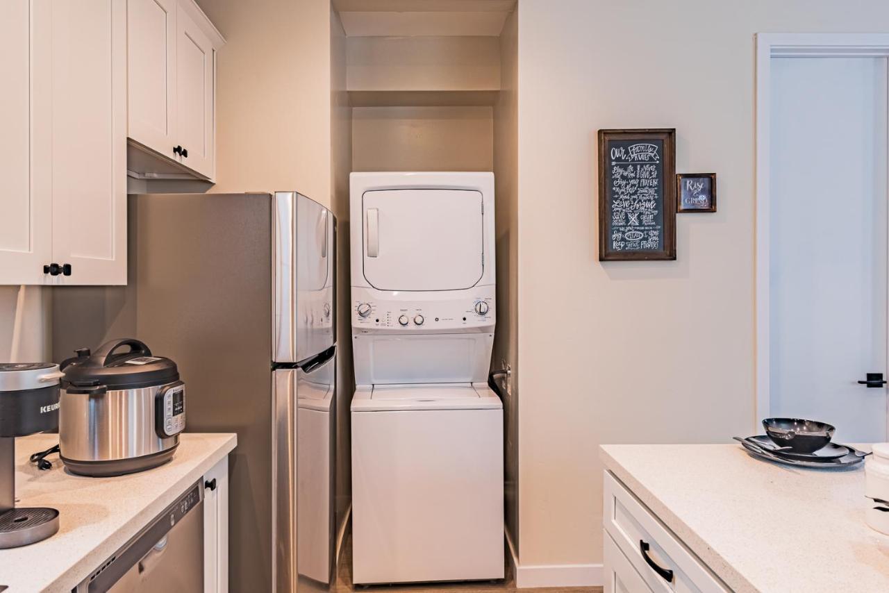Entire Modern 2-bedroom W Free Laundry, Fast Wi-fi, Baby Crib, 10-min To Downtown & Beach, Available Now! Apartment San Diego