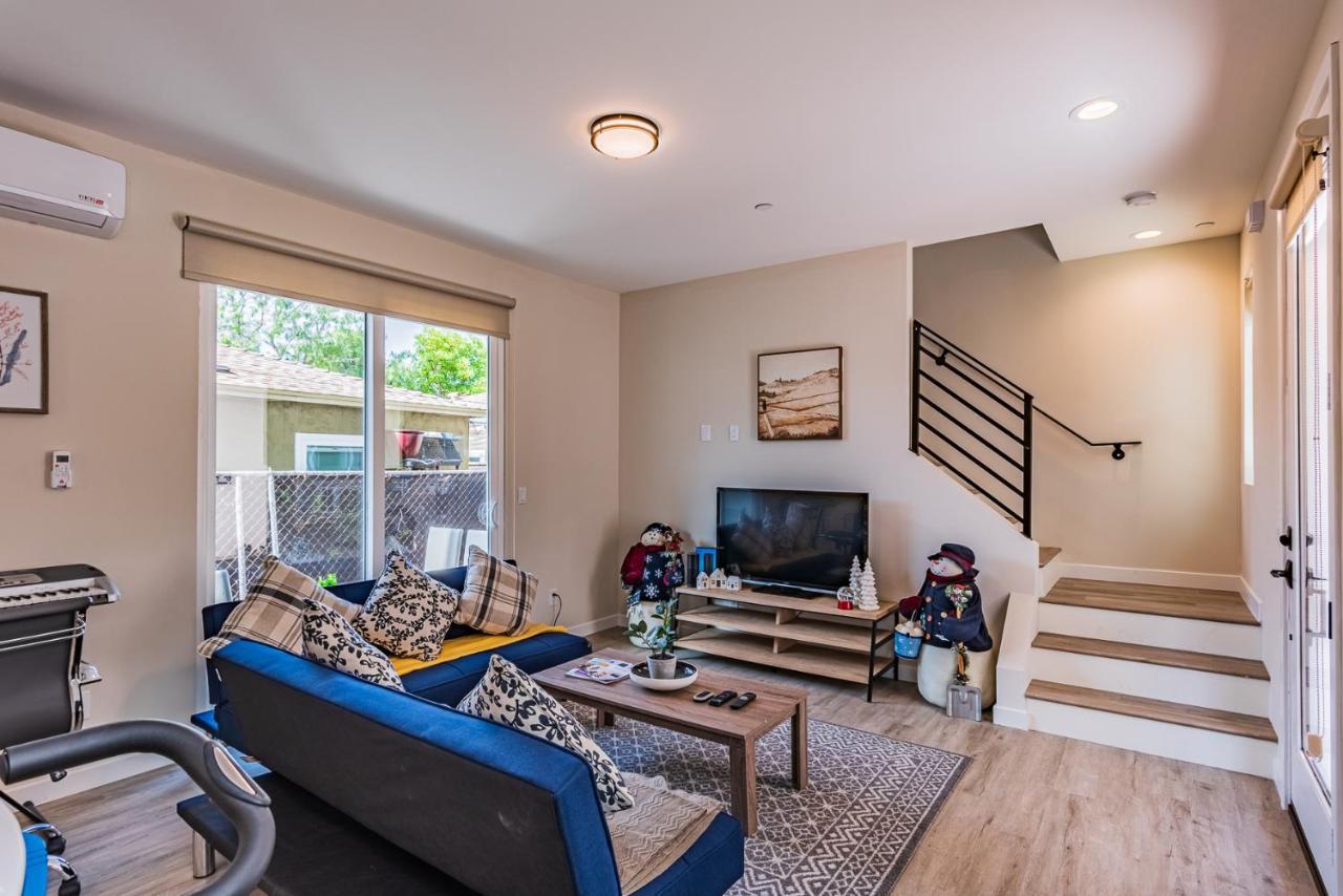 Entire Modern 2-bedroom W Free Laundry, Fast Wi-fi, Baby Crib, 10-min To Downtown & Beach, Available Now! Apartment
