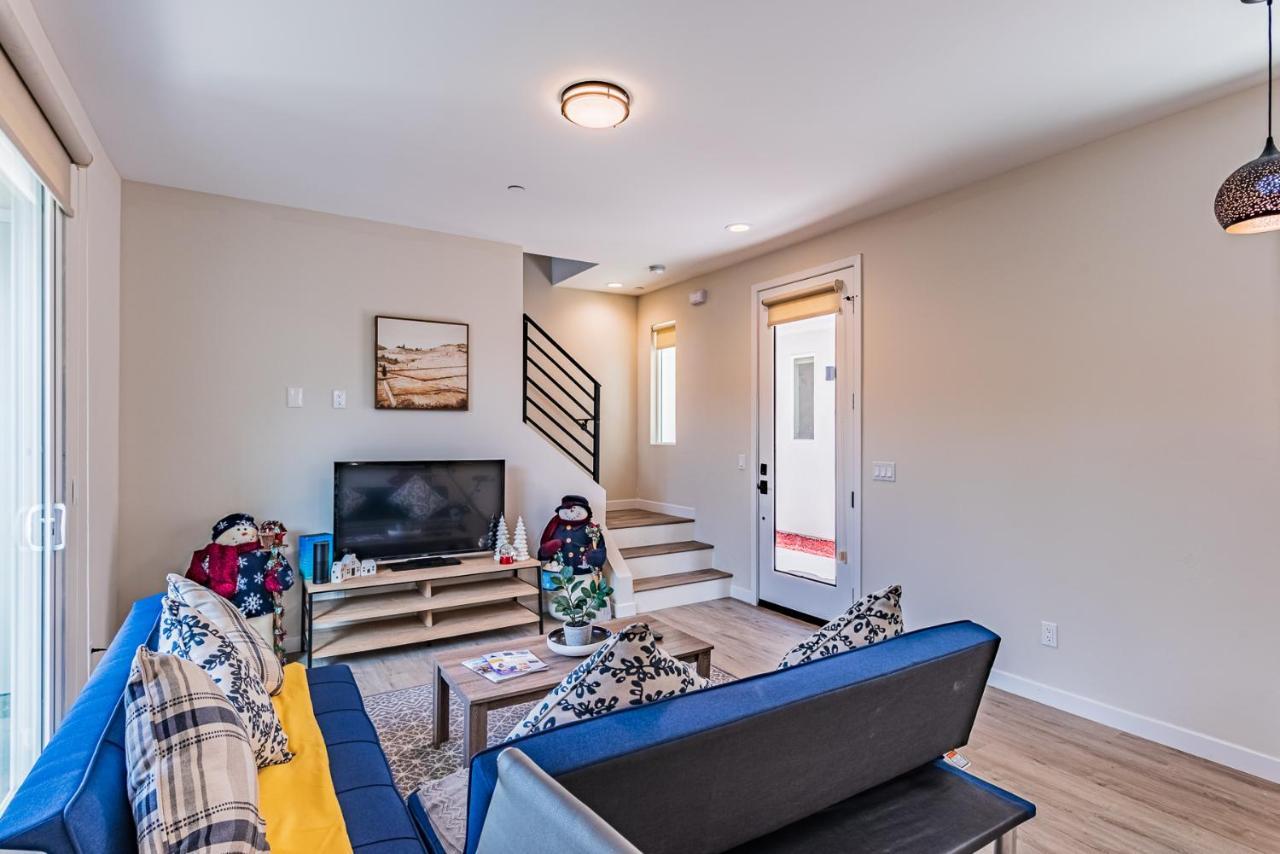 Entire Modern 2-bedroom W Free Laundry, Fast Wi-fi, Baby Crib, 10-min To Downtown & Beach, Available Now! *