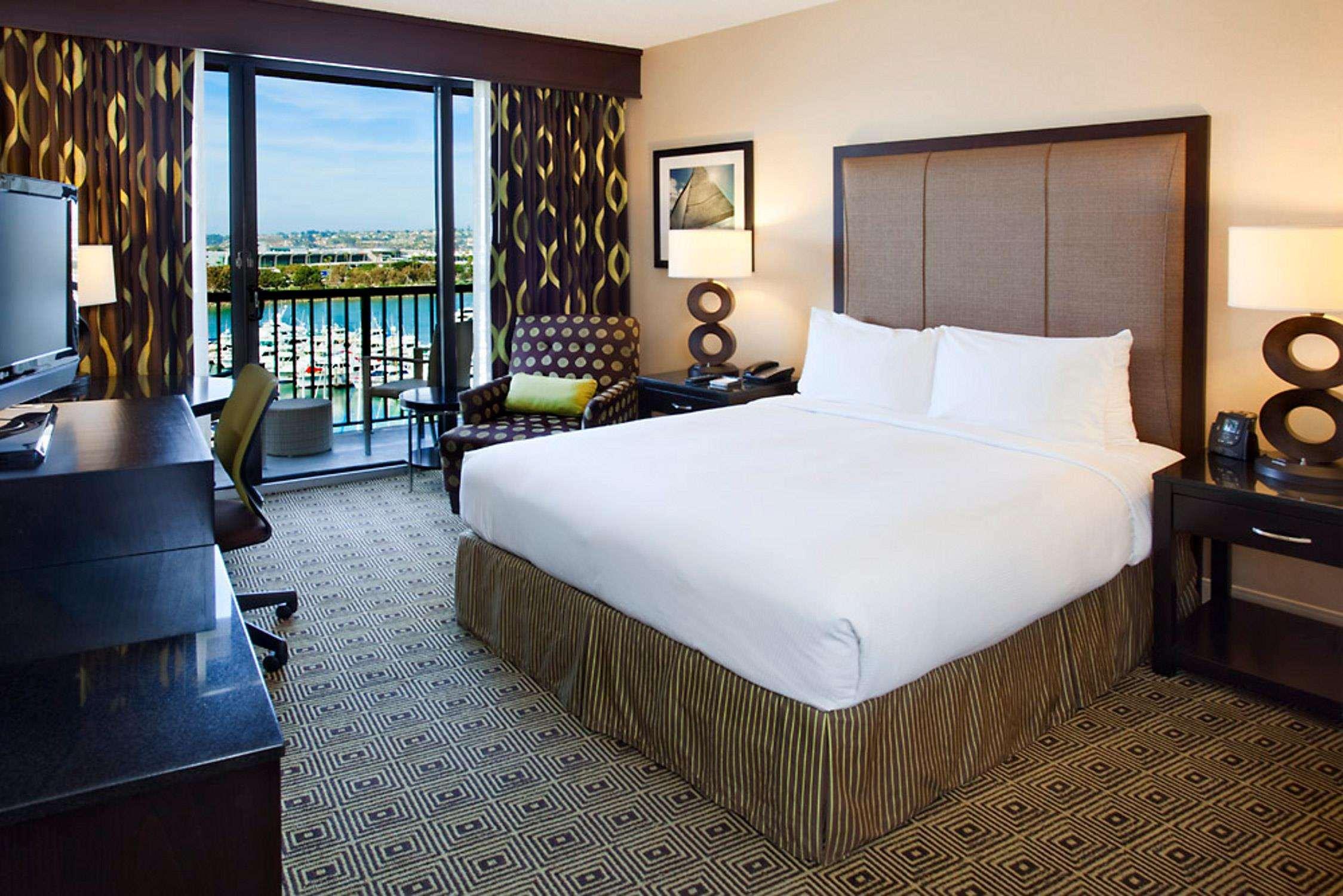 Hilton Airport/harbor Island 3*