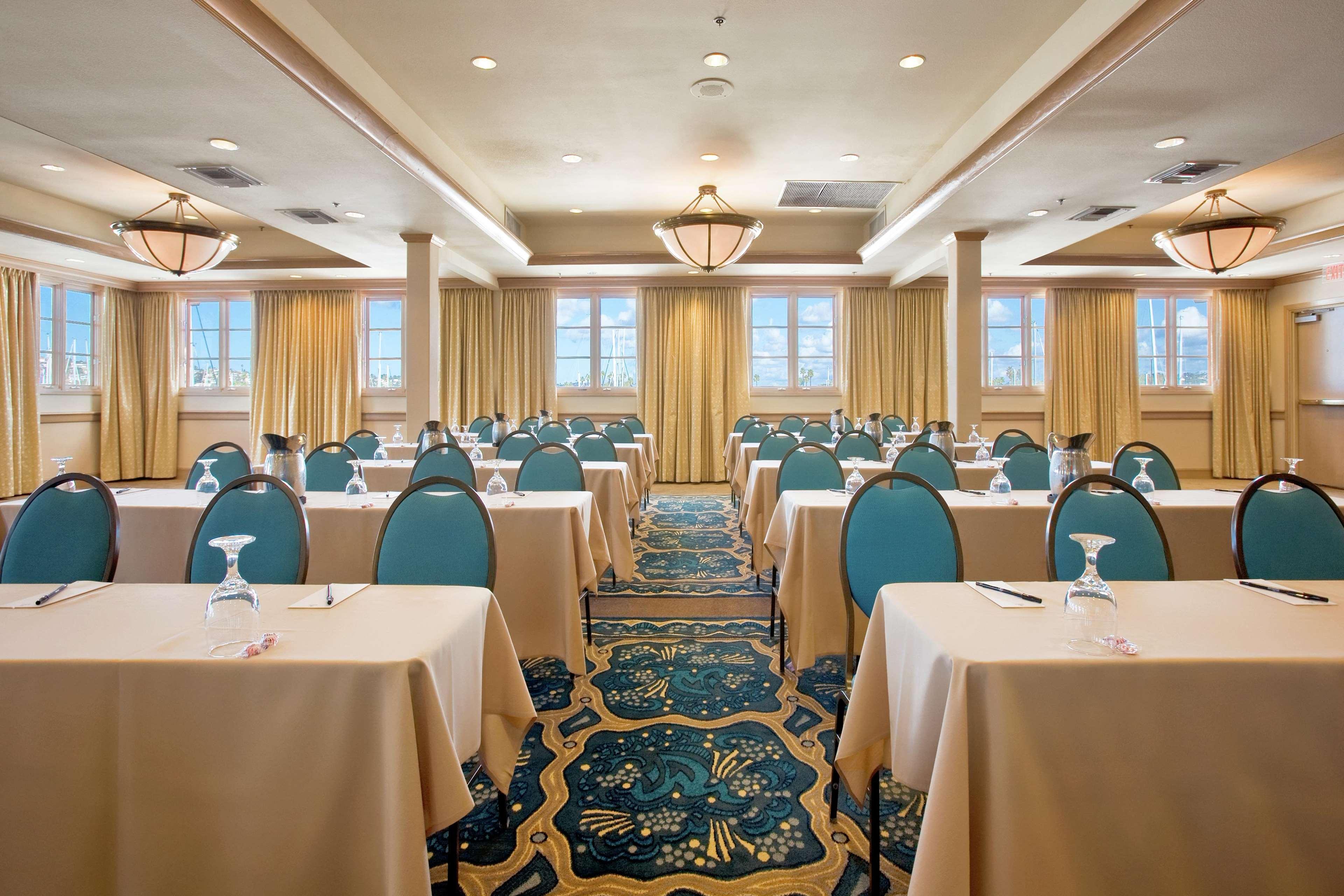Hilton Airport/harbor Island 3*