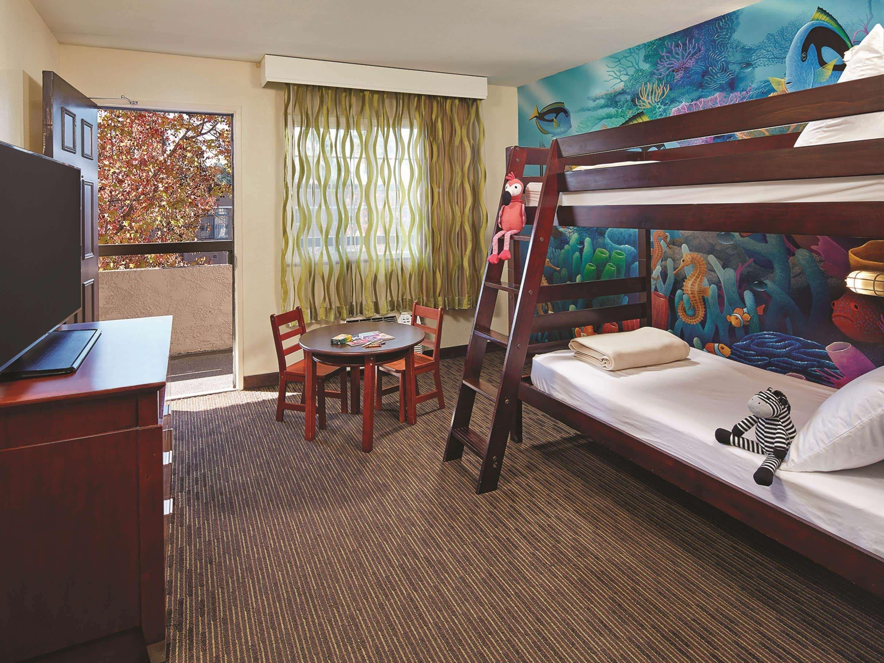 Mission View & Sea World - Zoo Hotel