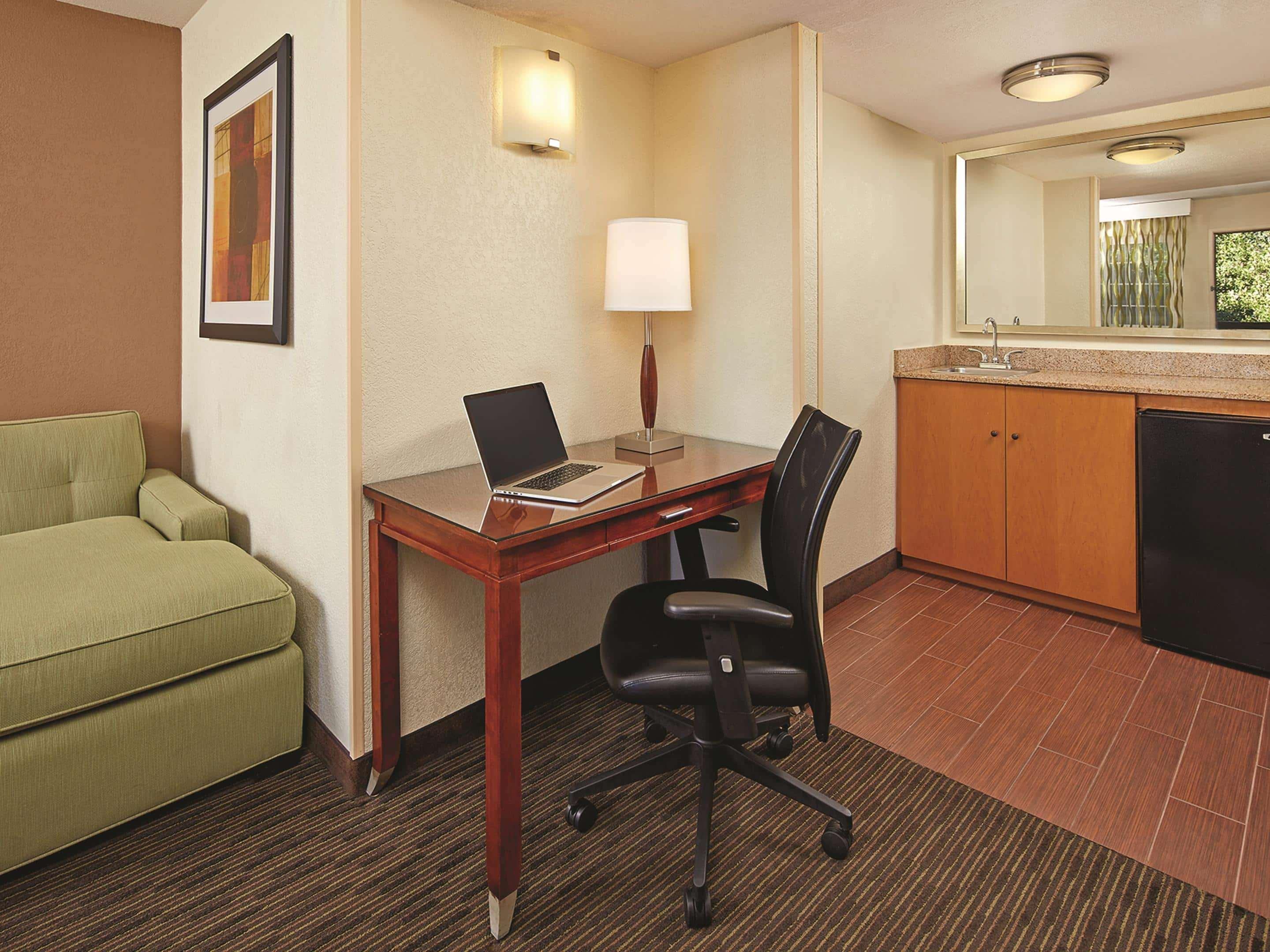 Mission View & Sea World - Zoo Hotel